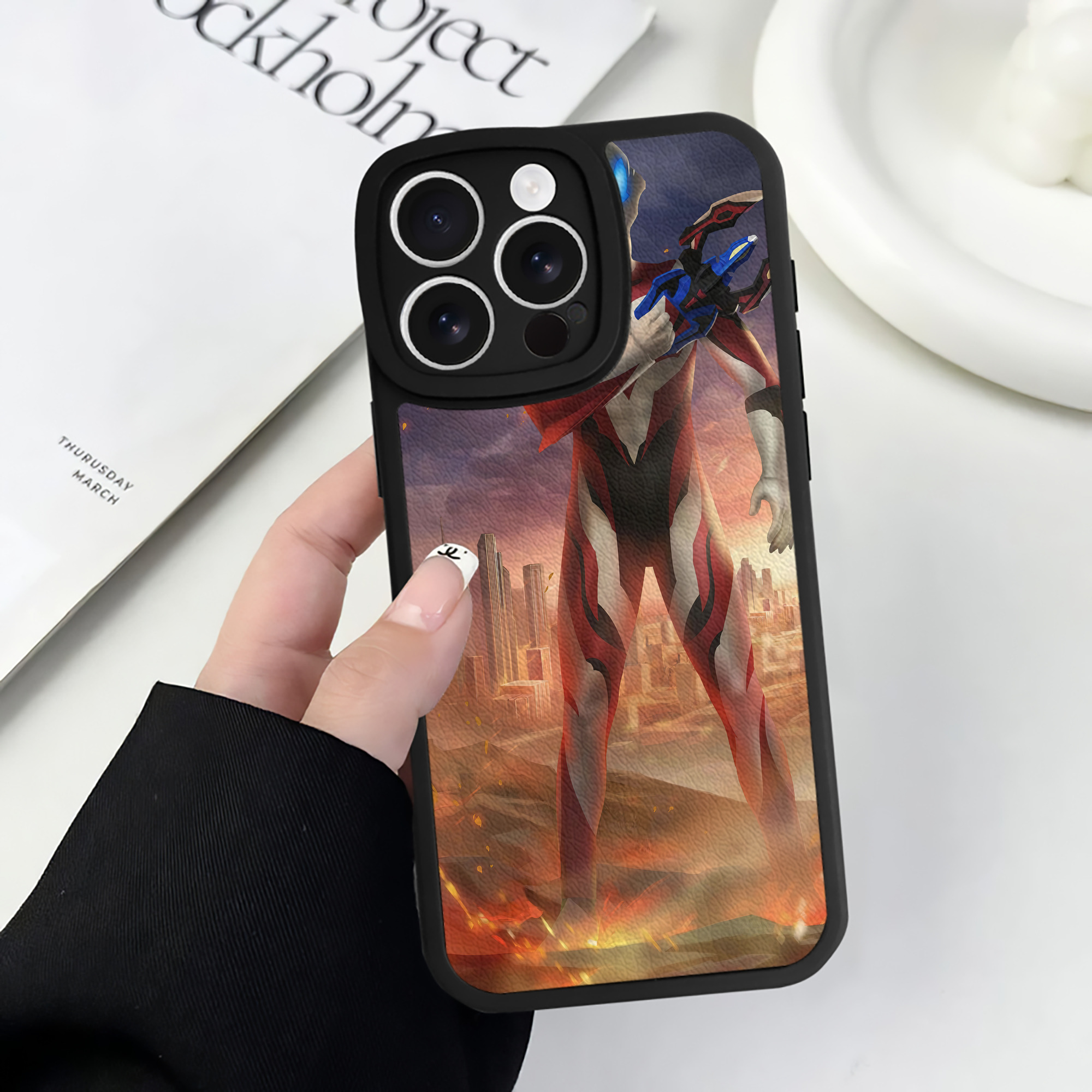 （画像用） ウルトラマン Ultraman 【iPhone 16シリーズ対応】シリコンスマホケース（レザー調） 材質：シリコン